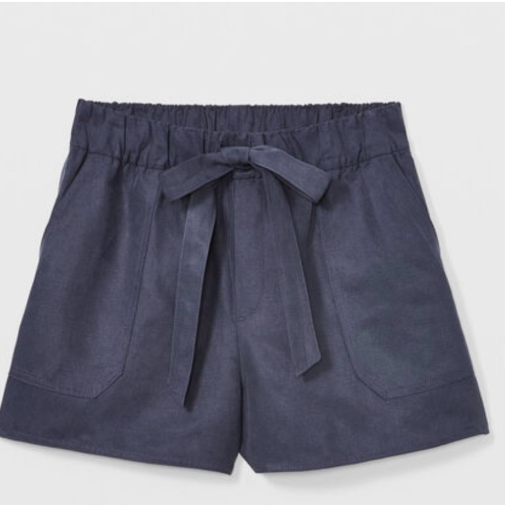 Club Monaco woman’s belted pull on shorts in navy